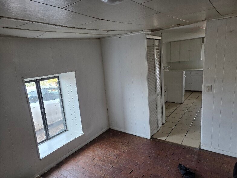 Building Photo - 1711 1/2 Agua Fria St