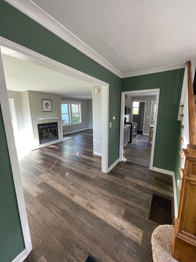 Building Photo - Available August - 2 Bedroom, 1 Bath New R...