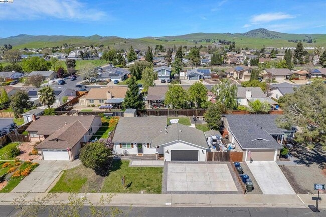 Building Photo - Live in a Modern Luxury 3BR/2BA Home with ...