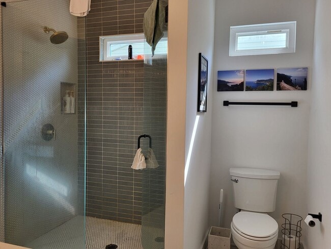 Building Photo - Furnished home in Lincoln Heights