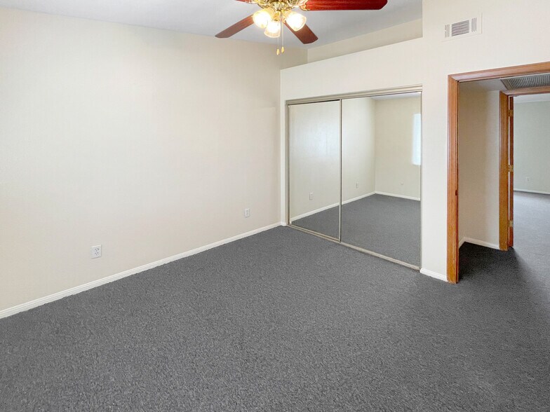 Building Photo - 379 N Mentor Ave