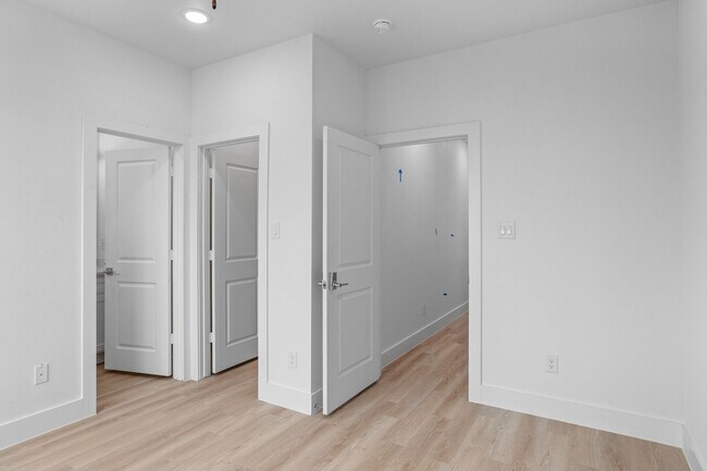 Building Photo - 2400 Benbrook Dr