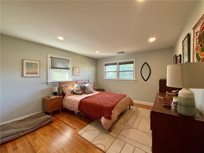 Building Photo - 11 Holmes St