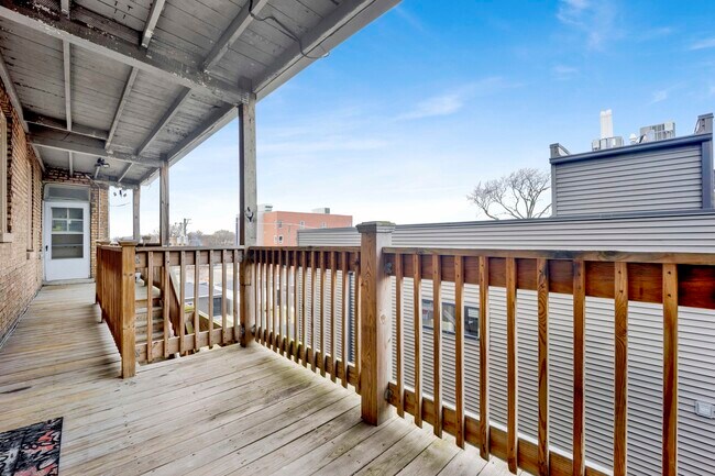 Building Photo - 4742 W Roscoe St