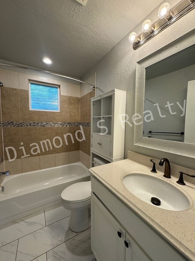 Building Photo - Charming 2 Bedroom/2 Bathroom House Coming Soon!