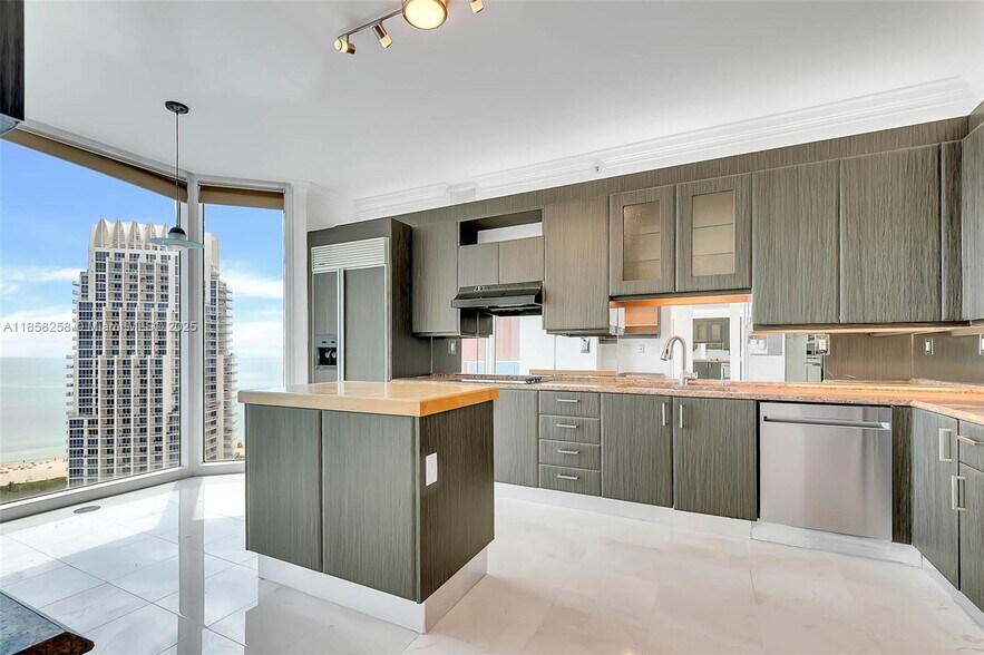 Building Photo - 300 S Pointe Dr