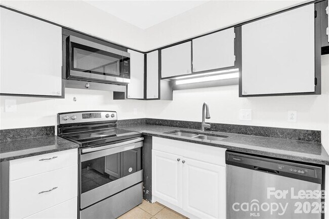 Building Photo - 1921 Mereview Ct