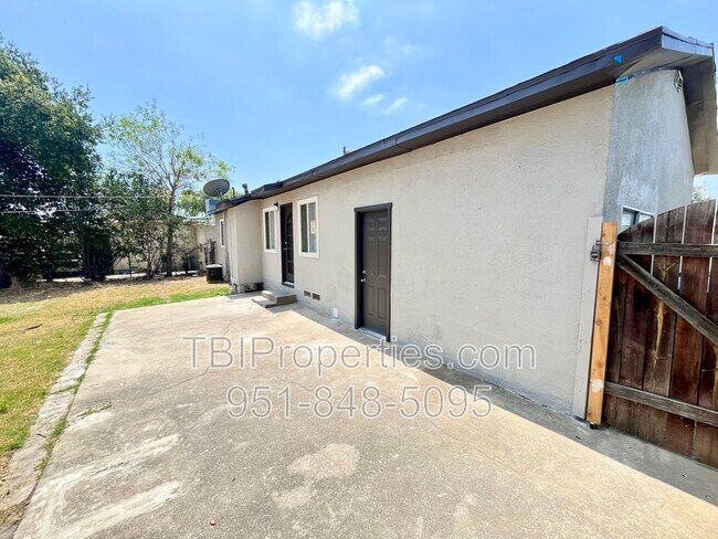 Building Photo - 4667 N Mayfield Ave