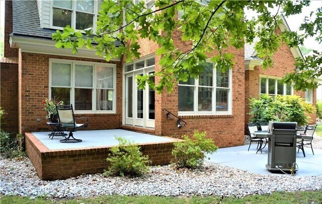 Building Photo - 4 bedroom/ 3.5 bathroom- Stonehouse