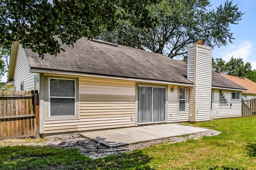 Building Photo - 8133 Fieldside Dr W