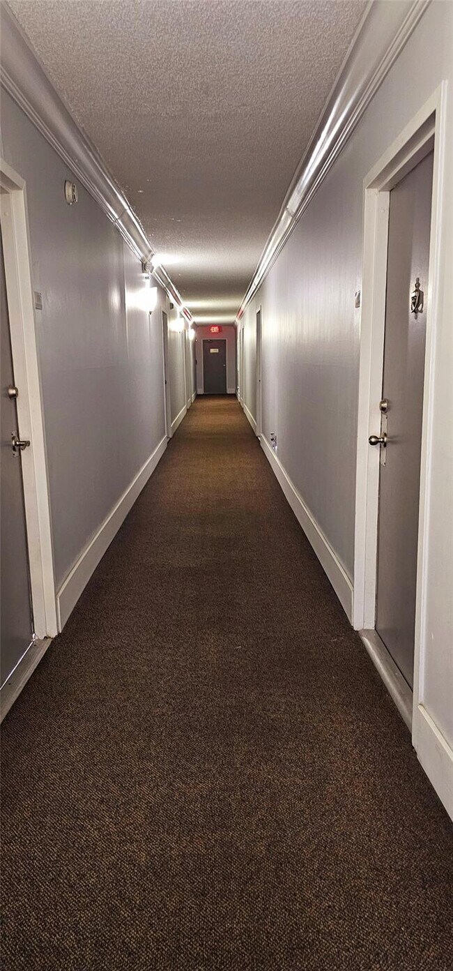 Building Photo - 2000 NE 135th St