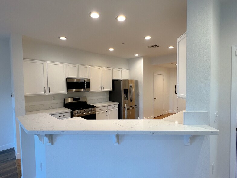 Building Photo - 16710 Nicklaus Dr