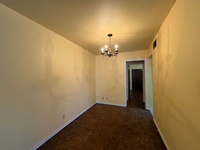 Building Photo - Mesa 2 Bedroom 1 Bath in Triplex Building