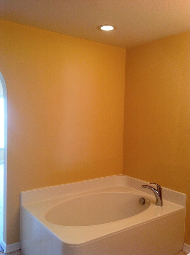 Building Photo - Spacious 4 Bed home in Wetherbee Lakes Estates !!