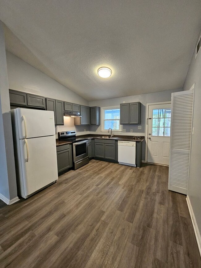 Building Photo - Affordable 2 Bedroom Duplex Off of Gum Bra...