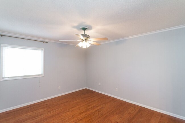 Building Photo - Pool View Condo Available!