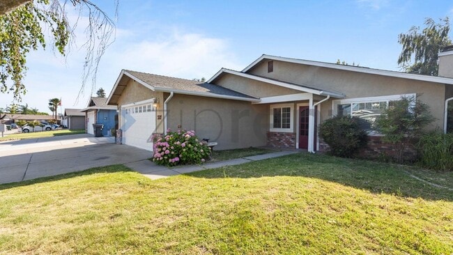 Building Photo - 327 Pecan Dr
