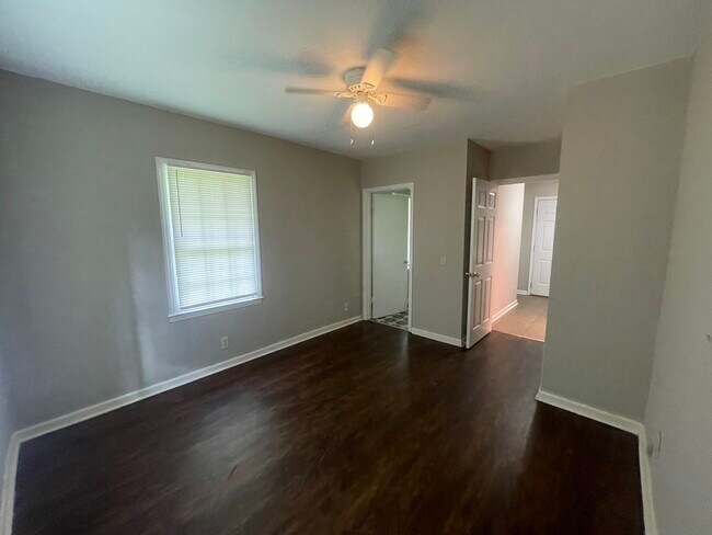 Building Photo - 103 Forest Way