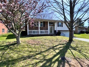 Building Photo - Beautiful House in Tates Creek! 4 BR, 2.5 ...