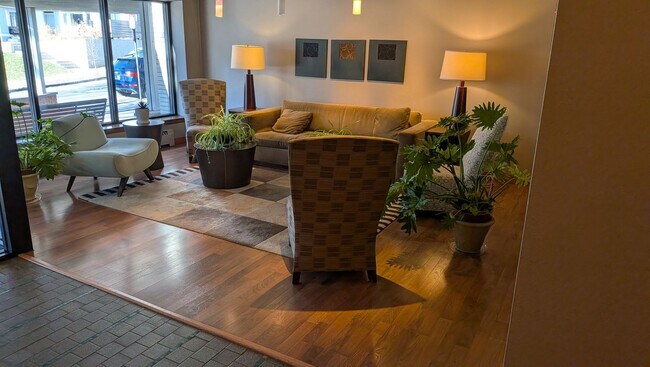 Building Photo - Beautuful 1 bed condo close to linden hills shopping, paths and the lakes!