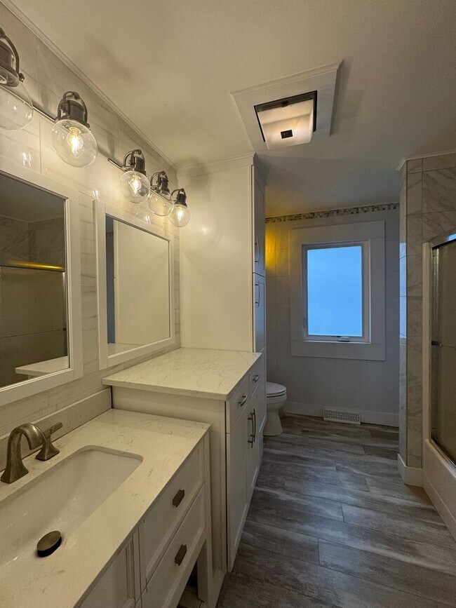 Building Photo - 7281 Meadowlawn Dr