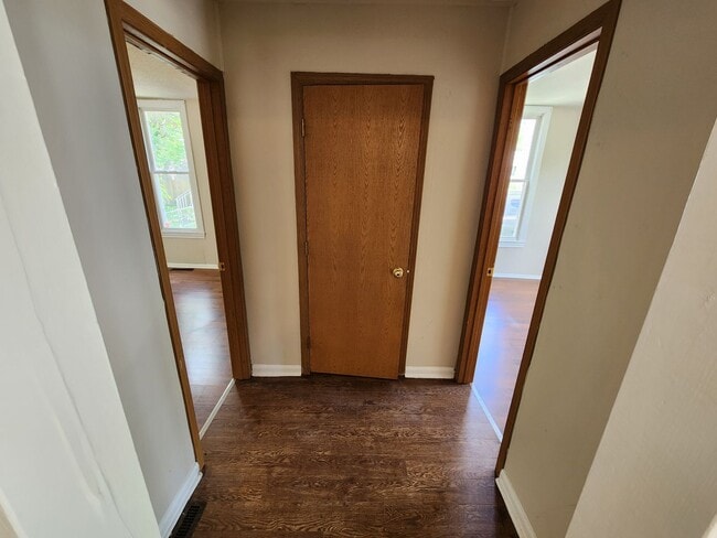 Building Photo - Spacious 2-Bedroom, 1-Bathroom Home AVAILABLE NOW!!