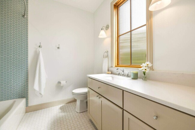 Building Photo - 501 NW B St