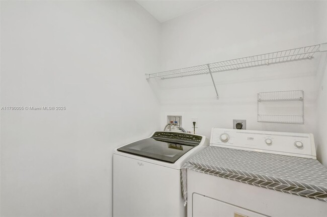 Building Photo - 665 NE Horizon Ln