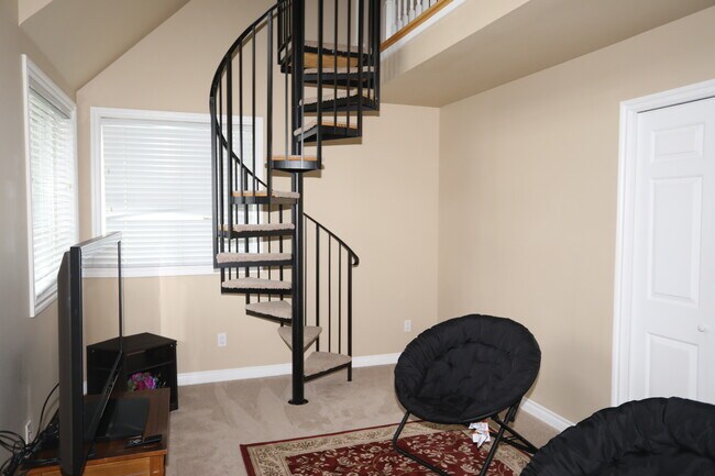 Building Photo - 3059 Bellevue Way NE