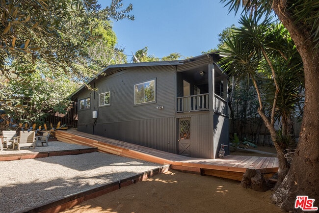 Building Photo - 4013 Sunset Dr