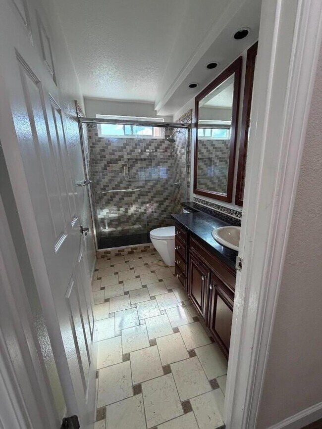 Building Photo - 5572 Tan Oak Dr