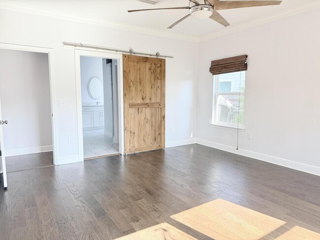 Building Photo - 590 Las Roblas Grande Dr