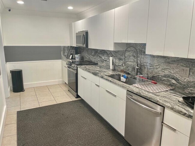 Building Photo - 140 NE 19th Ct