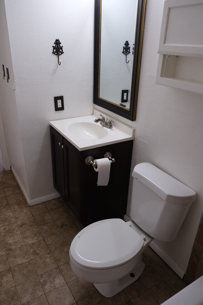 Building Photo - 901 Elm St