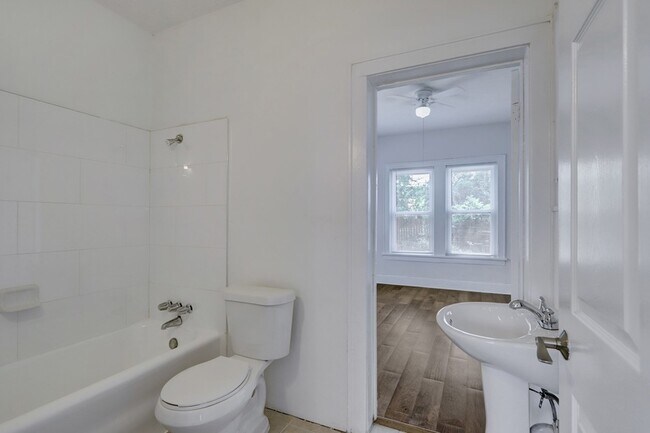 Building Photo - 3004 Isabella St