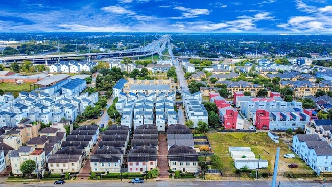 Building Photo - 2941 Clinton Dr