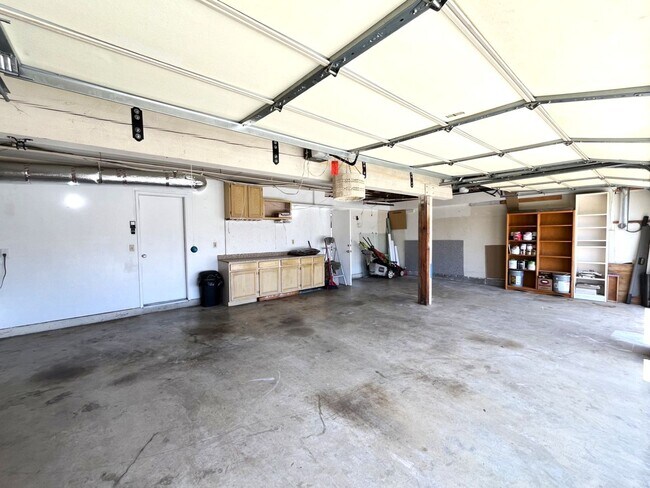 Building Photo - 4 bed, 3 bath located in Anaheim!