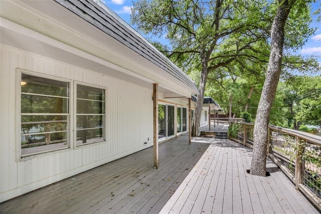 Building Photo - 2903 Edgewater Dr