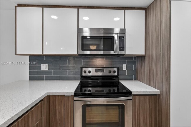 Building Photo - 600 NE 36th St