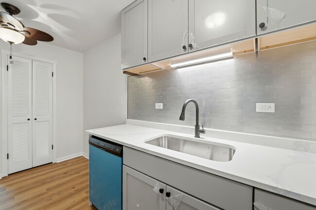 Building Photo - 850 E Old Willow Rd