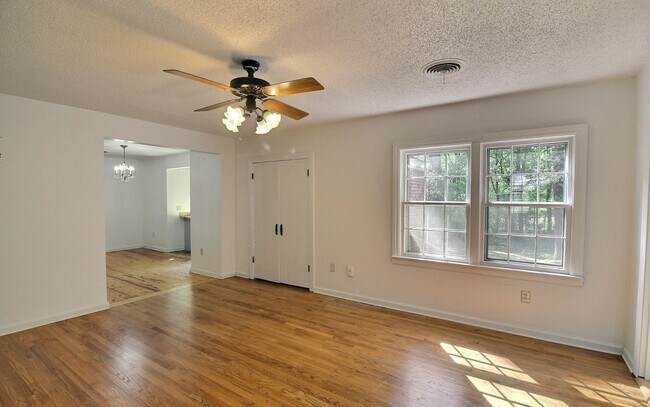 Building Photo - 487 S Center St