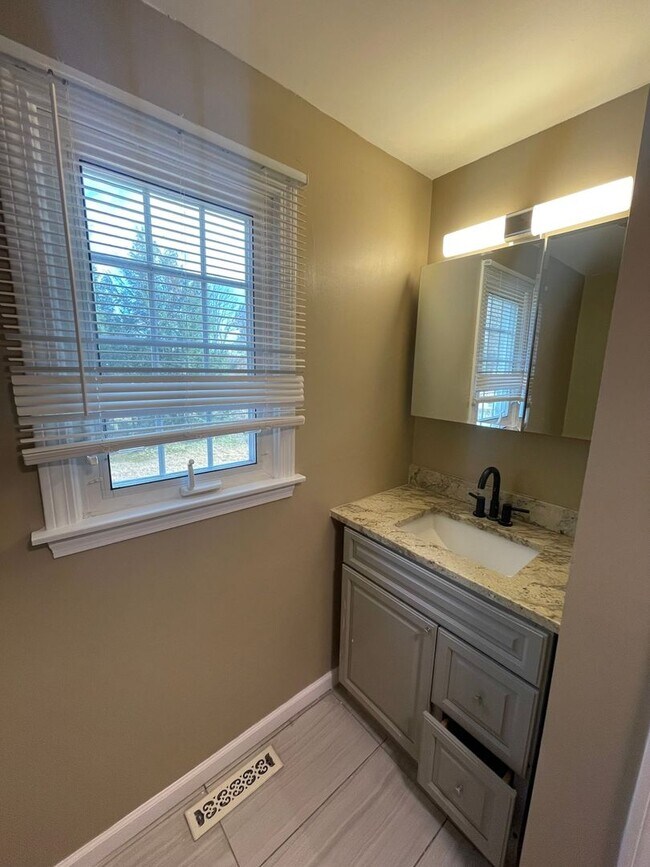 Building Photo - 498 Addison Rd