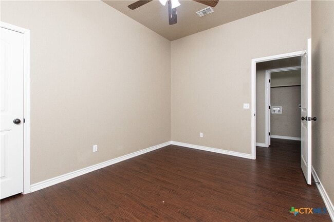 Building Photo - 502 Sladecek Dr