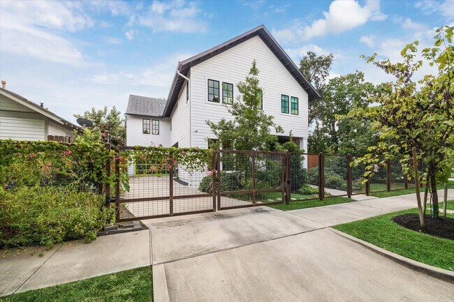 Building Photo - 1136 Woodland St