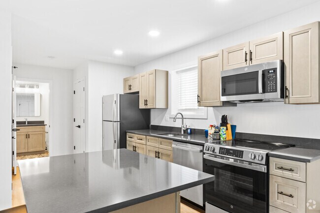1BR, 1BA - 704SF - Kitchen - The Courtyard on 4th