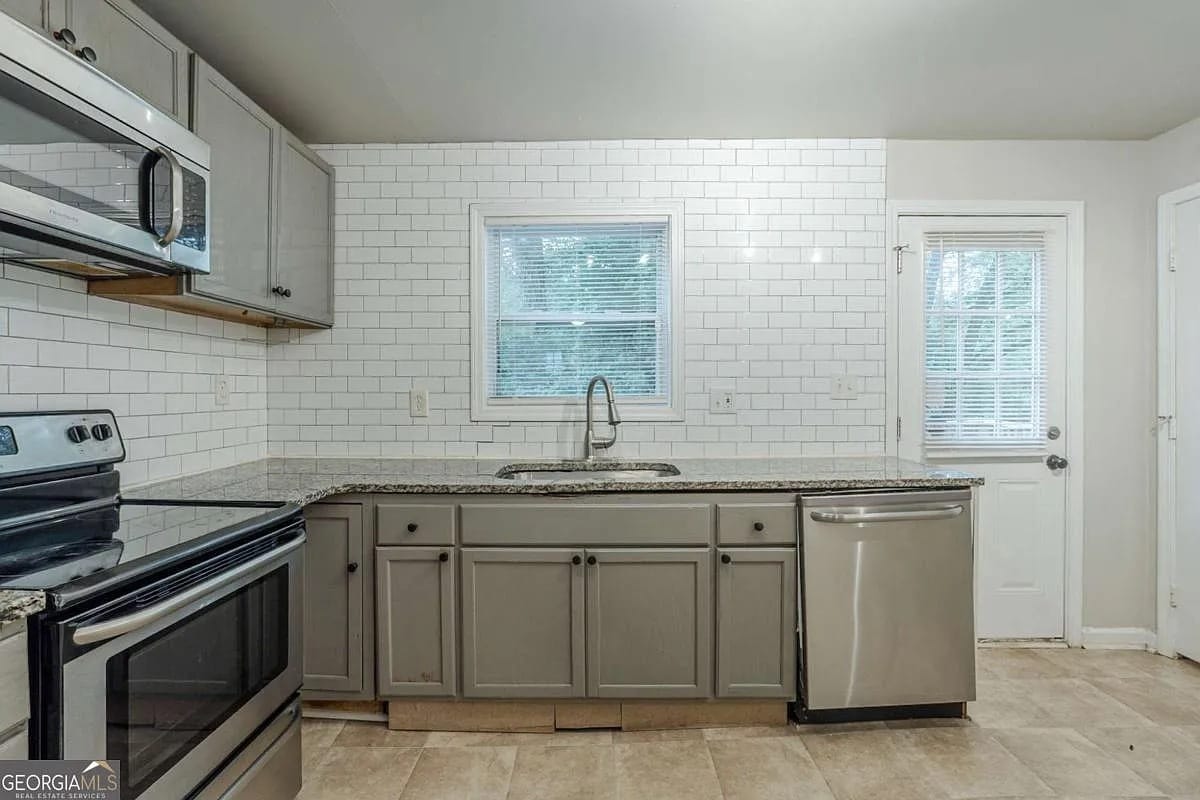 Building Photo - 3140 Delowe Dr