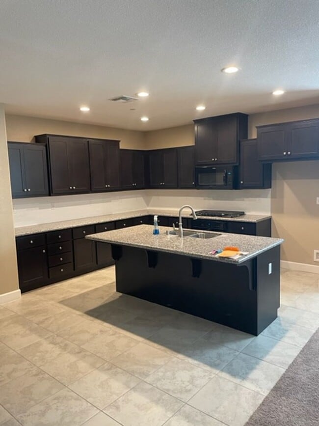 Building Photo - Beautiful spacious home