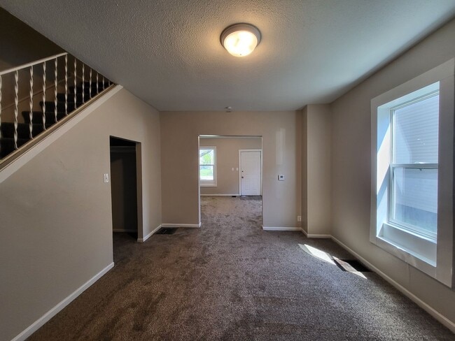 Building Photo - 3 Bedroom, 1 Bathroom Duplex with quick ac...