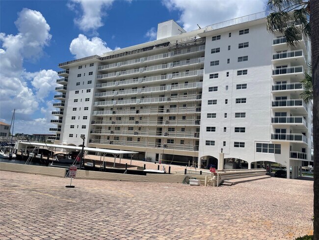 Building Photo - 1160 Hillsboro Mile