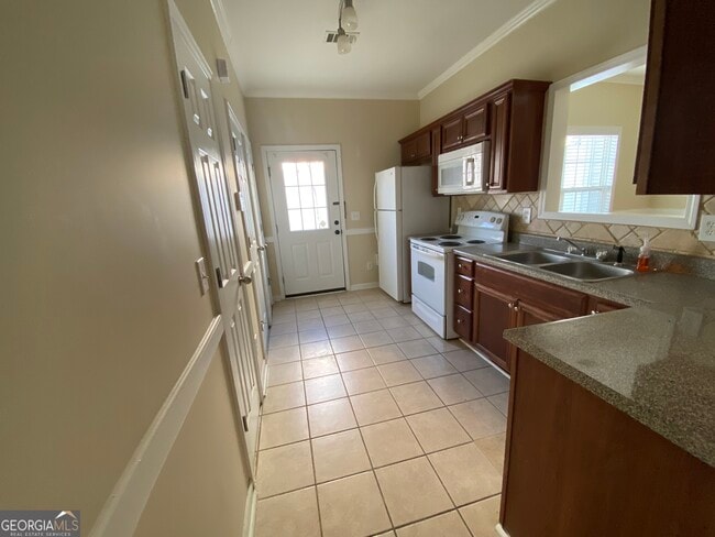 Building Photo - 212 Village Dr
